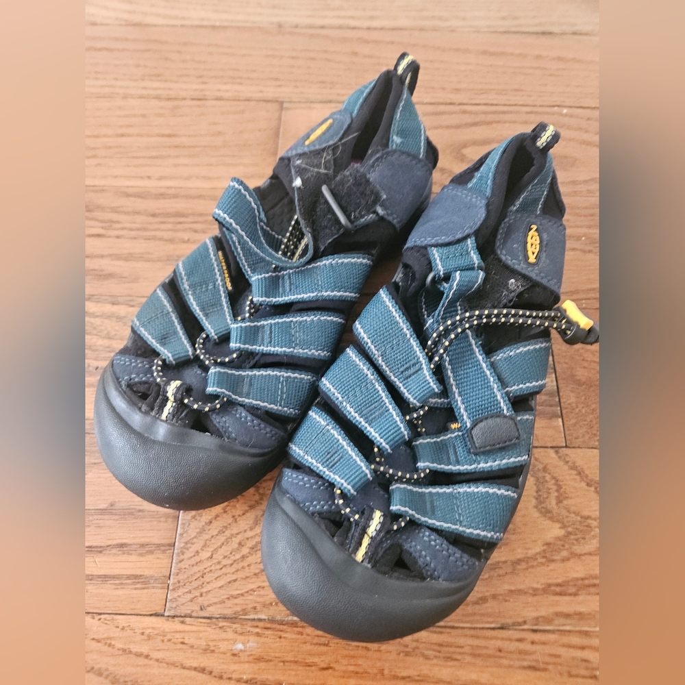 Keen sandals youth size 3